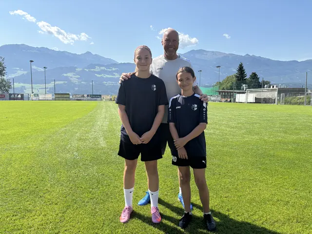 Hannah Klingler und Maja Dorer mit Trainer Christian Egger. | Foto: Kendlbacher