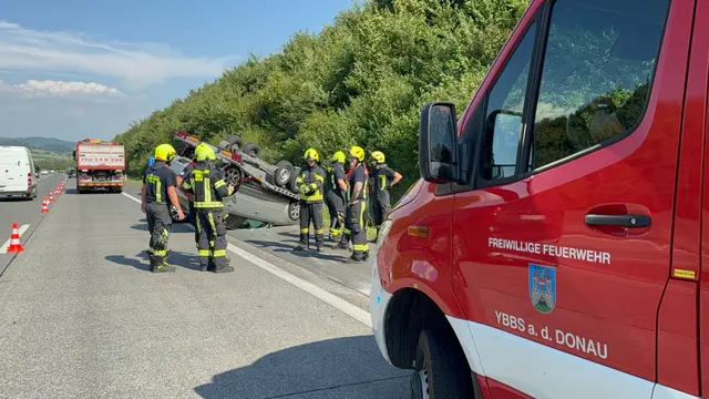 Die Freiwillige Feuerwehr Ybbs wurde zur Unfallstelle gerufen und übernahm die Bergung des Fahrzeuges und des Anhängers sowie des darauf geladenen Fahrzeugs. | Foto: DOKU-NÖ