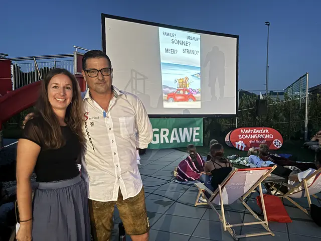 2. Vizebürgermeisterin Lisa Riedl und Kassier Josef Luttenberger eröffneten den MeinBezirk-Kinoabend im Familienbad Kirchbach. | Foto: MeinBezirk/Marco Url