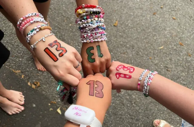 Die Fans tauschten Freundschaftsarmbänder und trugen ein temporäres Tattoo mit der Zahl 13, eine der Traditionen der Eras Tour. | Foto: Leonie Herrmann