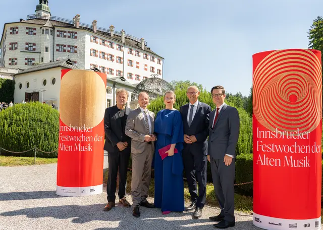 Musikalischer Leiter Ottavio Dantone, Innsbrucks Bürgermeister Johannes Anzengruber, Künstlerische Direktorin Eva-Maria Sens, Landeshauptmann Anton Mattle, Kaufmännischer Direktor Markus Lutz (v.l.n.r.)  | Foto: Birgit Pichler