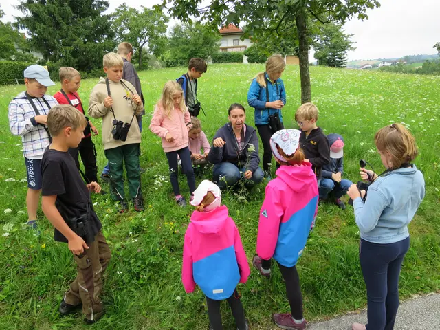 Mit dem Fernglas ging es zum Beobachten. | Foto: Anita Wurzinger