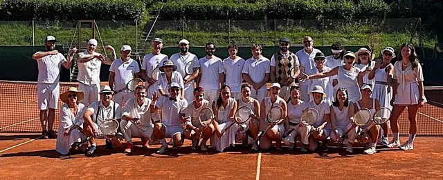 Zahlreiche Tennisnostalgiker trafen sich auf der Anlage des TC Ehrwald, um Tennis wie anno dazumal zu spielen. | Foto: Zweirad Weber