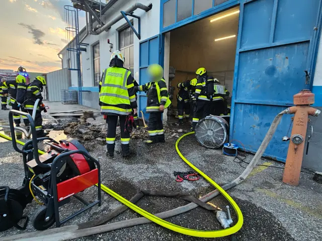 Der Brand brach in einem Produktionsbetrieb im Bereich der Isolierung einer Ölleitung aus. | Foto: Freiwillige Feuerwehr Gödersdorf