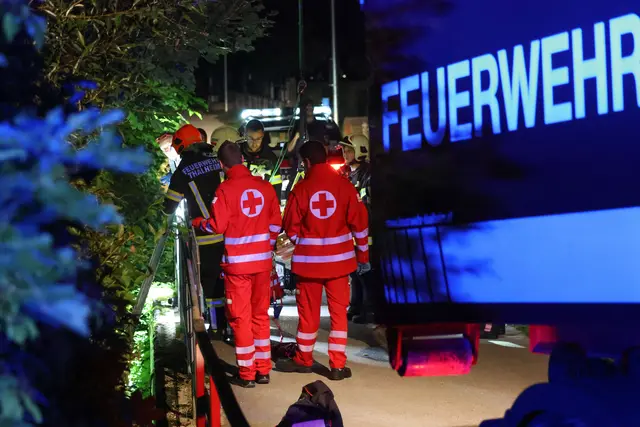 Drei Spaziergänger hörten die Hilfeschreie: Ein 37-Jähriger konnte schwer verletzt aus dem Katzenbach in Thalheim nahe der Traun gerettet werden. | Foto: laumat.at