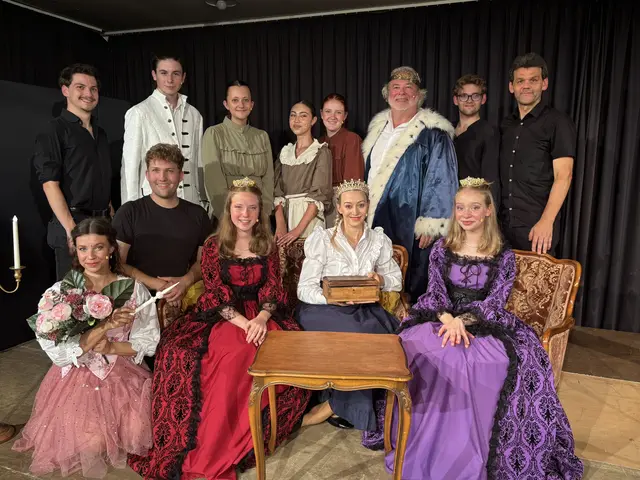 Martin Berger – König und Erzähler, Laura Luisa Hat – gute Fee / Bäuerin, Hannah Toriser – Miriam, Amadea Beisser – Prinzessin, Stephanie Gahr – Prinzessin, Lea Luise Hartl-Weinerek – Dienerin, Isabell Kosel –Dienerin, Nina Jedlicka – Dienerin, Sebastian Müller – Hofmarschall, Hubert Koci – Komponist, Benjamin Koci – Komponist, Simon Koci – Komponist unter der Regie von Gregor Steiner.  | Foto: Thiem/MeinBezirk