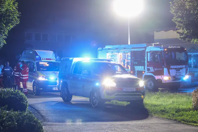 Drei Spaziergänger hörten die Hilfeschreie: Ein 37-Jähriger konnte schwer verletzt aus dem Katzenbach in Thalheim nahe der Traun gerettet werden. | Foto: laumat.at