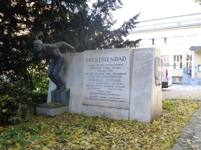 Die Schwimmer-Statue vor dem Theresienbad. | Foto: Michael Glanz