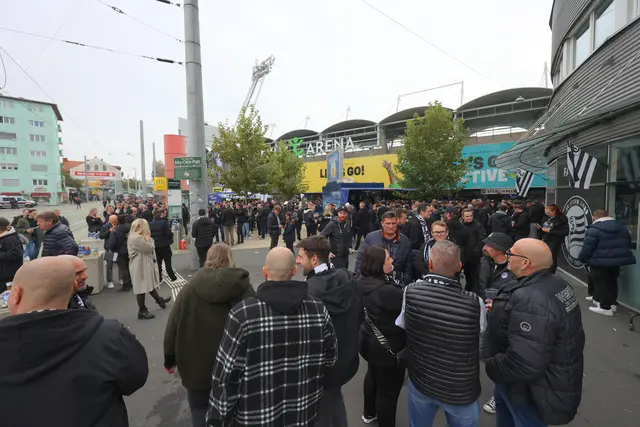 Das gesellige Bier am Stadionvorplatz könnte bei einem Stadionumbau der Vergangenheit angehören. Gastro und Shops sollen auf eine Verteilerebene ins Stadion wandern.   | Foto: GEPA