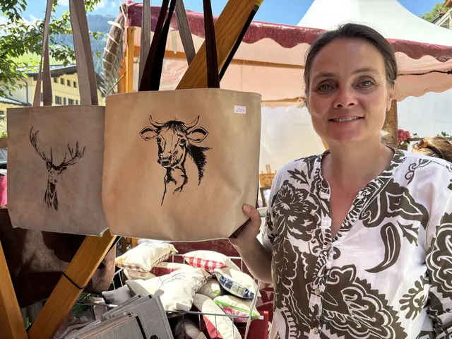 Nathalie mit bedruckten Taschen | Foto: MeinBezirk