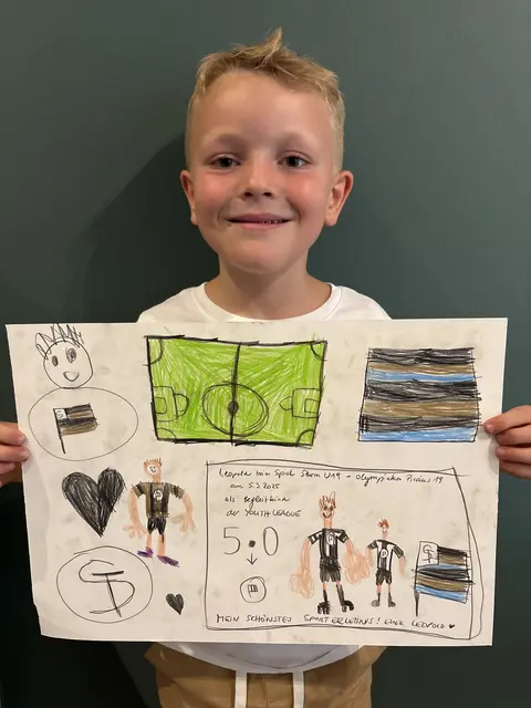 Leopold (5) hat seinen Besuch beim Youth League-Spiel Sturm gegen Olympiakos gezeichnet. | Foto: MeinBezirk/Einsendung
