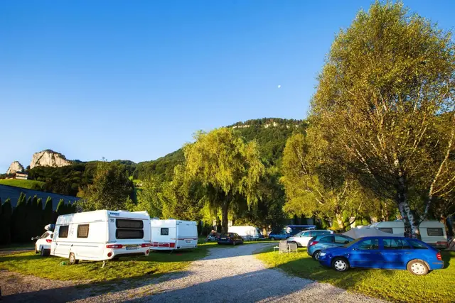Der kleine Campingplatz Das Au-Gut umfasst ca. 0,5 ha und ist flach. Der Untergrund des Stellplatzes besteht aus echtem Rasen oder ist teilweise geschottert. Große Bäume spenden Schatten im Sommer. Eine Seite grenzt an eine große Wiese und bietet einen freien Ausblick auf die Wiesen und Berge im Salzburger Land.  | Foto: Das Au-Gut