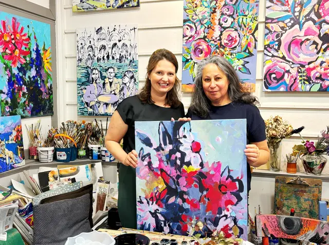 Die Kaufmännische Direktorin Katrin Hörth (links im Bild) war zu Besuch im Kunsthaus
Unterolberndorf, wo sich das Atelier der Künstlerin Inna Pavlecka-Tumarkin befindet. Gemeinsam präsentierten sie ein Bild aus der Bilderserie „Botanischer Garten“. | Foto: PBZ Stockerau