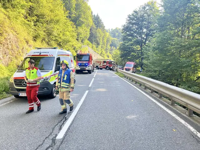 Trotz eines Großaufgebots der Rettungskräfte kam für den Motorradlenker leider jede Hilfe zu spät. | Foto: Freiwillige Feuerwehr Bischofshofen