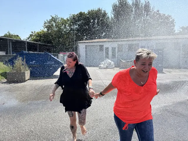Nicht nur die Kinder hatten Spaß mit der Wasserfontäne des Hydroschildes. | Foto: Alexander Paulus