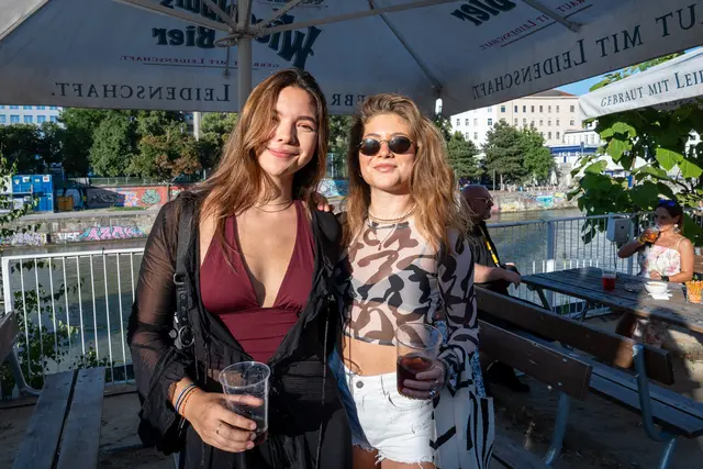 Fotografin Hannah Schierholz und Social-Media- Managerin Birdie sind beide Bibiza-Fans und holten sich natürlich auch ihren Goodie-Hoodie.  | Foto: Valentina Marinelic/MeinBezirk