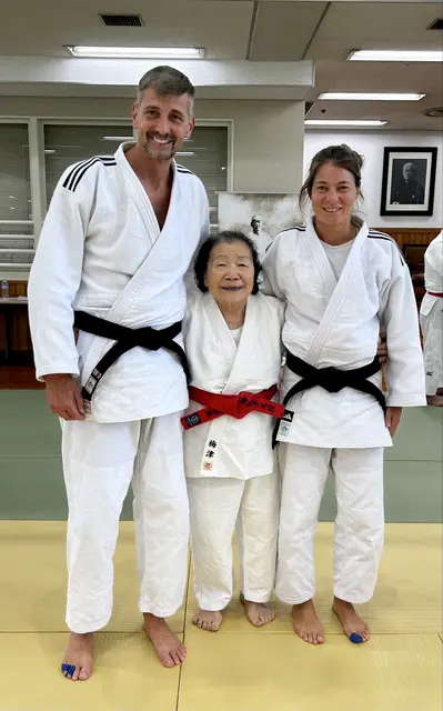 Alois Greunz (li) und Sylvia Konzmann (re) mit Umezu Katsuko (mi), der weltweit höchtgraduierten Frau im Judo, mit 9. Dan. | Foto: Judo Team Wängle