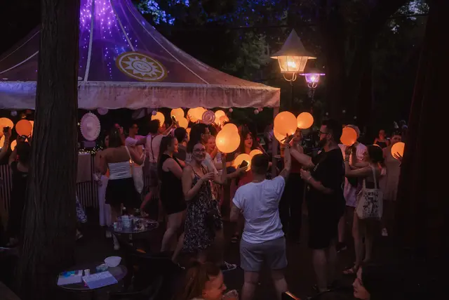 Die Grazer "Swifties" stellten die Performance von "Willow" mit leuchtenden Ballons nach. | Foto: Sara Bayerkuhnlein