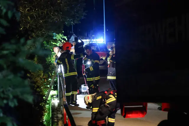 Drei Spaziergänger hörten die Hilfeschreie: Ein 37-Jähriger konnte schwer verletzt aus dem Katzenbach in Thalheim nahe der Traun gerettet werden. | Foto: laumat.at