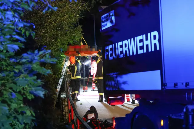 Drei Spaziergänger hörten die Hilfeschreie: Ein 37-Jähriger konnte schwer verletzt aus dem Katzenbach in Thalheim nahe der Traun gerettet werden. | Foto: laumat.at