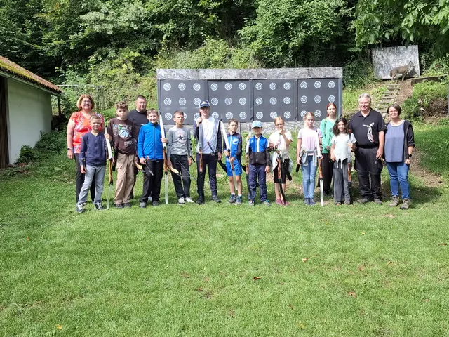 Kinder beim Bogensport mit den Guides vom TBA und Bürgermeisterin Regina Penninger (rechts) und SPÖ-Frauenvorsitzende Christine Edhoffer (links).

 

  | Foto: SPÖ