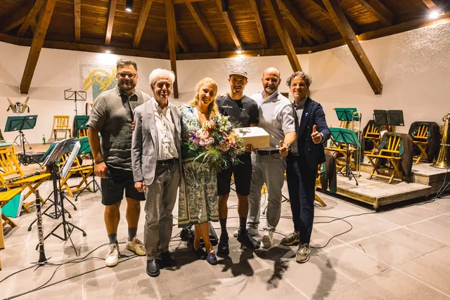 SV Obmann Stefan Pertl, Bgm. Hermann Steixner, Johanna Eller, Aaron Durogati, PV Obmann Daniel Stern und TVB-GF Roland Volderauer | Foto: Pernsteiner