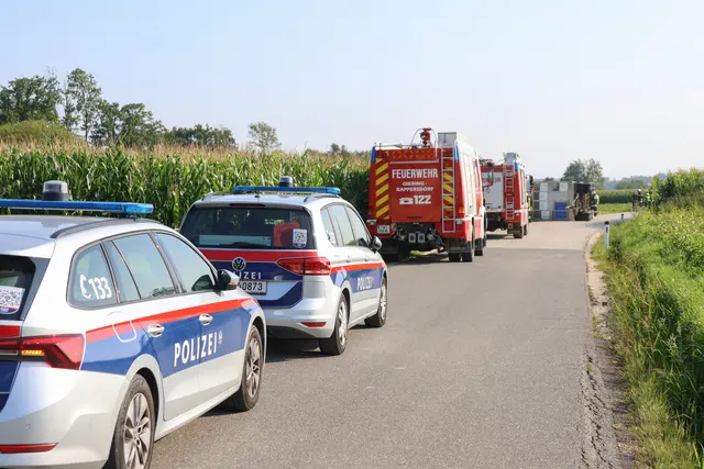 In Sipbachzell stürzte ein voll beladener Tiertransporter um – während ein Großteil der Schweine gerettet werden konnte, wurden einige Tiere schwer verletzt. | Foto: laumat.at
