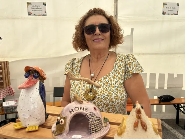 Ana mit schönen getöpferten Produkten | Foto: MeinBezirk