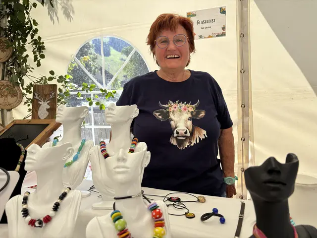 Inge mit einzigartigem Glasschmuck | Foto: MeinBezirk