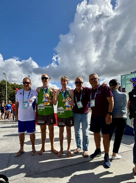 Trainer A. Fichtinger mit den "Gold-Volleyballern" M. Kopesky und S. Luckinger, Sportamtsleiter T. Rajakovics und ICG-Präsident I. Topole (v. l.) | Foto: Sportamt Graz