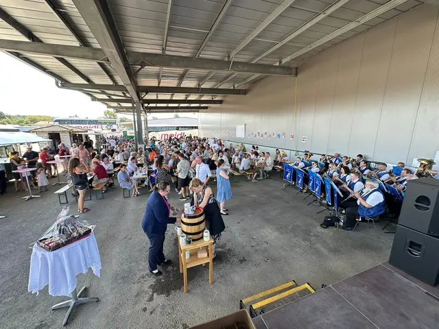 Bieranstich durch Bürgermeisterin von Pyhra, Monika Fischer | Foto: Meidl Reisen