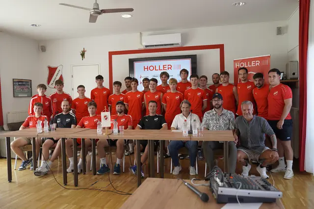 Der versammelte SV Flavia Solva bei der Kaderpräsentation vor der neuen Saison im Römerstadion | Foto: Michl