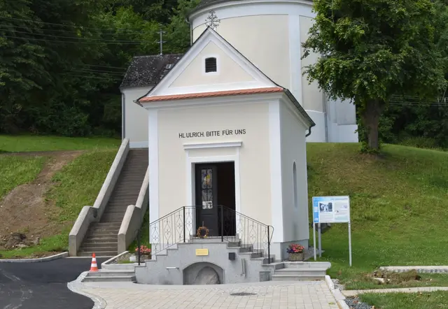 Unterhalb der Heiligenbrunner Pfarrkirche, am Fuße einer kleinen Kapelle entspringt eine Quelle, deren  Existenz die Legende dem Wirken des Heiligen Ulrich zuschreibt. | Foto: Martin Wurglits