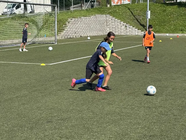 Im Trainingsspiel zeigen die jungen Kicker vollen Einsatz und kämpfen um jeden Ball. | Foto: Kendlbacher