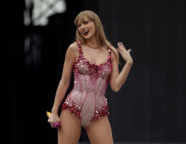 Taylor Swift im pinken Lover Bodysuit bei ihrer Eras Tour. | Foto: Liam McBurney / PA / picturedesk.com 