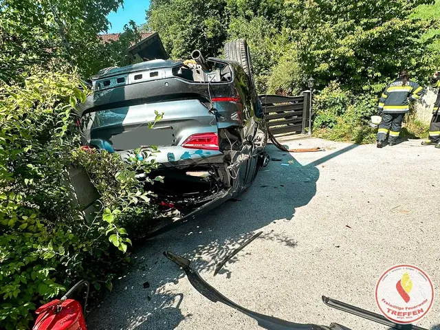 Die eingeklemmte Person wurde aus dem Fahrzeug befreit.  | Foto: Freiwillige Feuerwehr Treffen