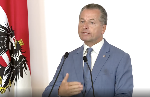 Als Beispiele nennt Gerald Tatzgern, Leiter der Zentralstelle zur Bekämpfung der Schlepperkriminalität, etwa Personen, die Mindestsicherung beziehen, obwohl sie Schwarzarbeit leisten oder den Bezug von Pensionsleistungen von bereits verstorbenen Familienangehörigen.  | Foto: Screenshot BA