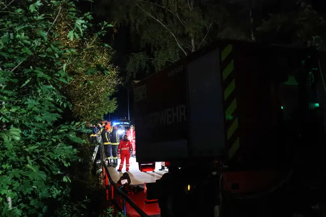 Drei Spaziergänger hörten die Hilfeschreie: Ein 37-Jähriger konnte schwer verletzt aus dem Katzenbach in Thalheim nahe der Traun gerettet werden. | Foto: laumat.at