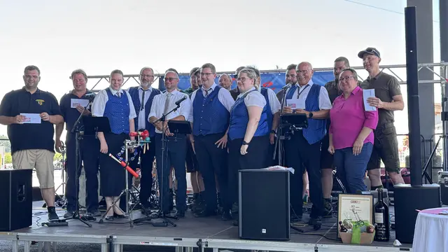 Die Gewinner des Buspulling- und Geschicklichkeitsbaggern-Wettbewerbs: Raiffeisen-Musikkapelle Pyhra. Weiters auf der Bühne die Jägerschaft Kernhof, Feuerwehr Wald, Feuerwehr Perersdorf, Feuerwehr Pyhra und der Wirtschaftsbund Pyhra | Foto: Meidl Reisen