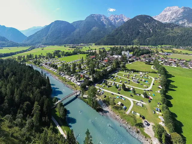 Inmitten der Loferer Steinberge und der Berchtesgadener Alpen zwischen den Orten St. Martin und Lofer liegt der Campingplatz Grubhof im Dreiländereck Salzburg, Tirol und Bayern.  | Foto: Grubhof Camping