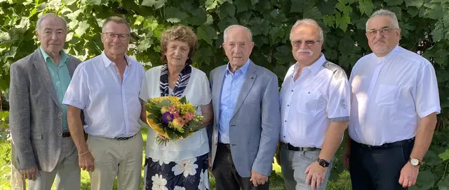 Das Ehepaar Frieda und Johann Kubanik (Mitte) sind 60 Jahre verheiratet und feierten somit Diamantene Hochzeit. | Foto: Helmut Arzt