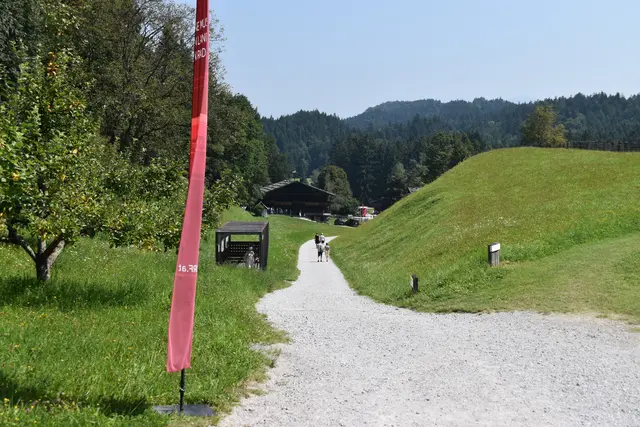 Am Montag schlug die ORF Radio Tirol Sommerfrische ihre Zelte in Kramsach im Höfemuseum auf.  | Foto: Barbara Fluckinger