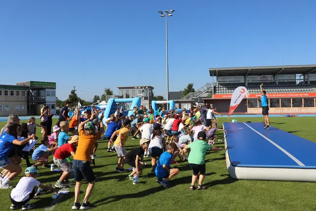 Geschäftsführer Patrick Bauer stimmte die Kinder bei der Eröffnung mit einem kurzen „Warm-Up“ auf die Stationen ein. 