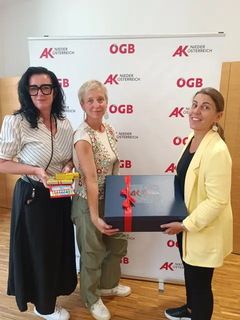 Birgit Schön (Leiterin der Abteilung Frauenpolitik) übergibt ein Schulstartpaket an Vertreterinnen des Frauenhauses Neunkirchen.
 | Foto: AKNÖ