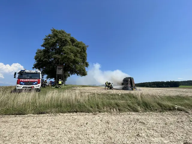 Bei Feldarbeiten war es innerhalb einer Ballenpresse zu einem Brand gekommen. | Foto: DOKU-NÖ