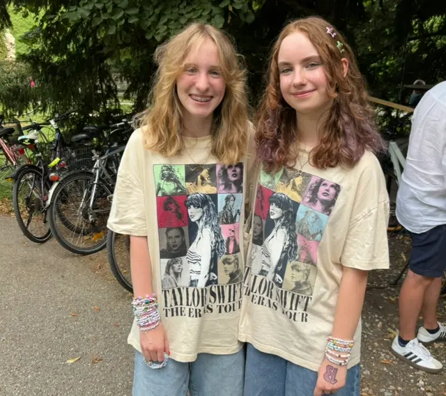 Zwei "Swifties" im Partnerlook bei der "Park-Tay" | Foto: Leonie Herrmann