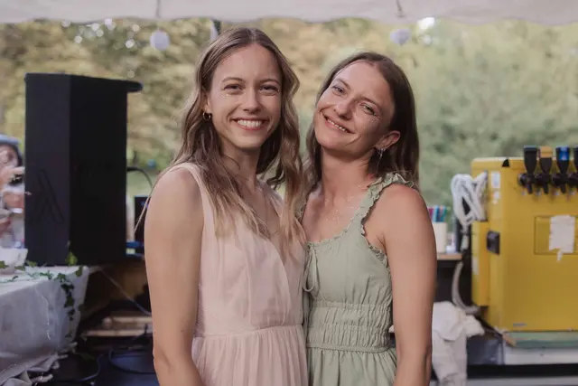 Die zwei Organisatorinnen Lisa Lindner (links) und Julia Lindner (rechts) | Foto: Sara Bayerkuhnlein