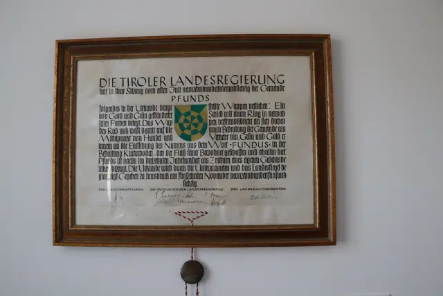 Die Verleihungsurkunde des Gemeindewappens. | Foto: Othmar Kolp