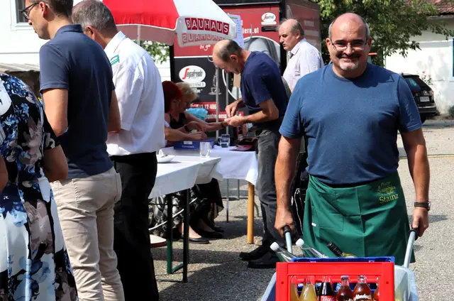 Service einmal anders - Markus Triendl mit der Scheibtruhe | Foto: Gerhard Langmann