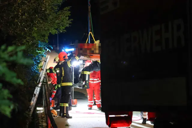 Drei Spaziergänger hörten die Hilfeschreie: Ein 37-Jähriger konnte schwer verletzt aus dem Katzenbach in Thalheim nahe der Traun gerettet werden. | Foto: laumat.at